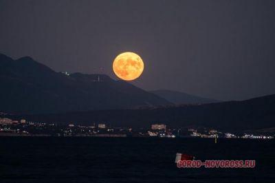 Шикарная луна взошла ночью 04.08.2020 над Новороссийском