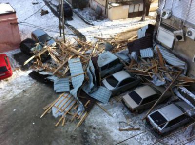 Новороссийск. Крыша упала на машины. Последствия норд-оста от 7.02.2012 г