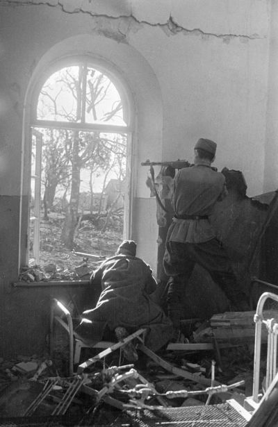 Советские бойцы ведут огонь из дома на окраине Новороссийска 1942